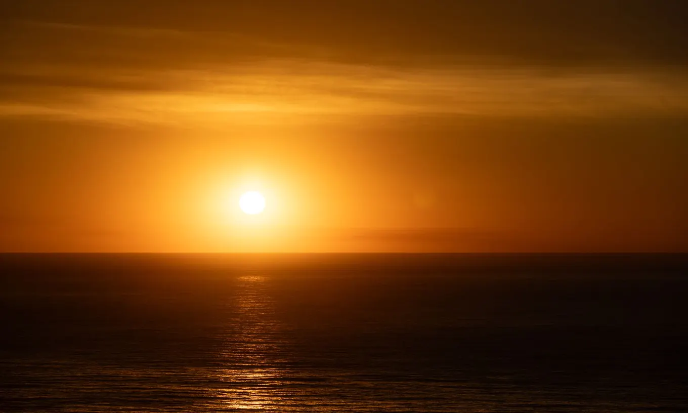 Horizon marin calme sous une lumière dorée